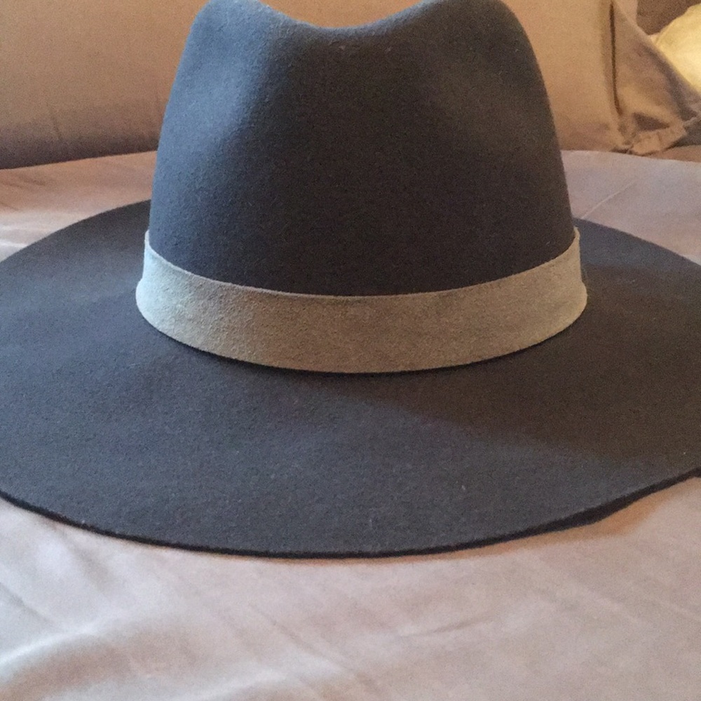 Janessa Leone hat